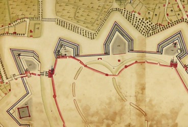 <p>In de periode 1606-1619 wordt de stadsverdediging van Zwolle uitgebreid met een ring van bastions en brede grachten. De laat-middeleeuwse stadsmuur met haar poorten en torens (in rood weergegeven) bleef intact. Kaart van de verdedigingswerken van Zwolle uit 1739 (NA Den Haag). </p>
